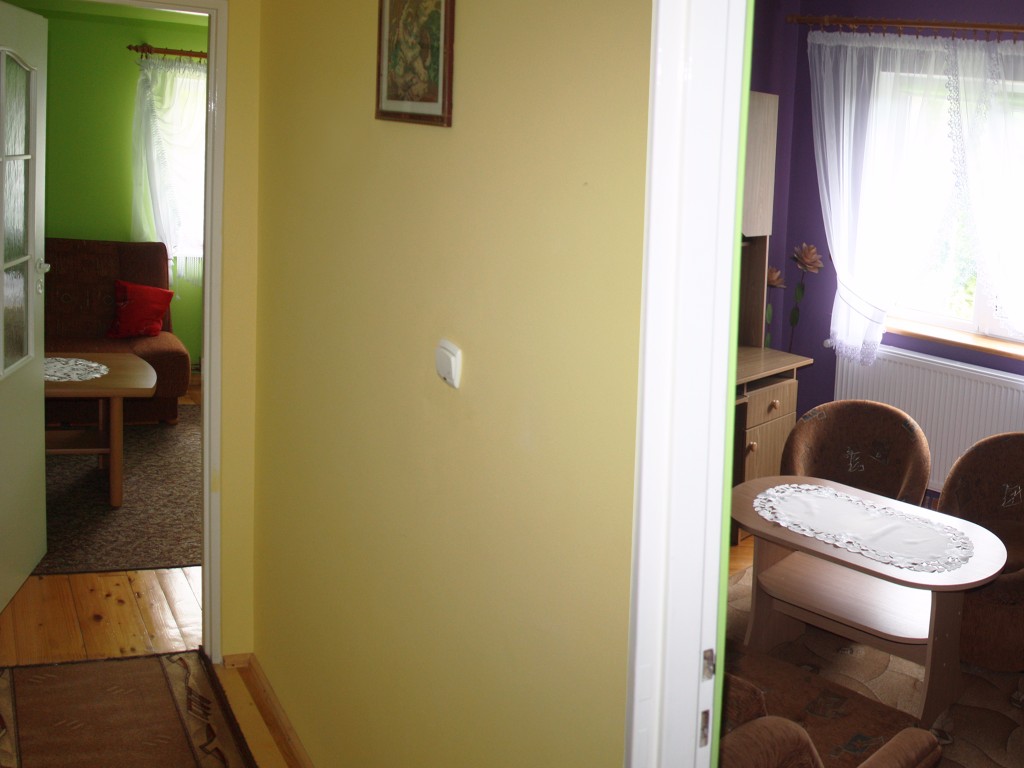Apartament rodzinny - korytarz z wejściami do pokoi i łazienki 